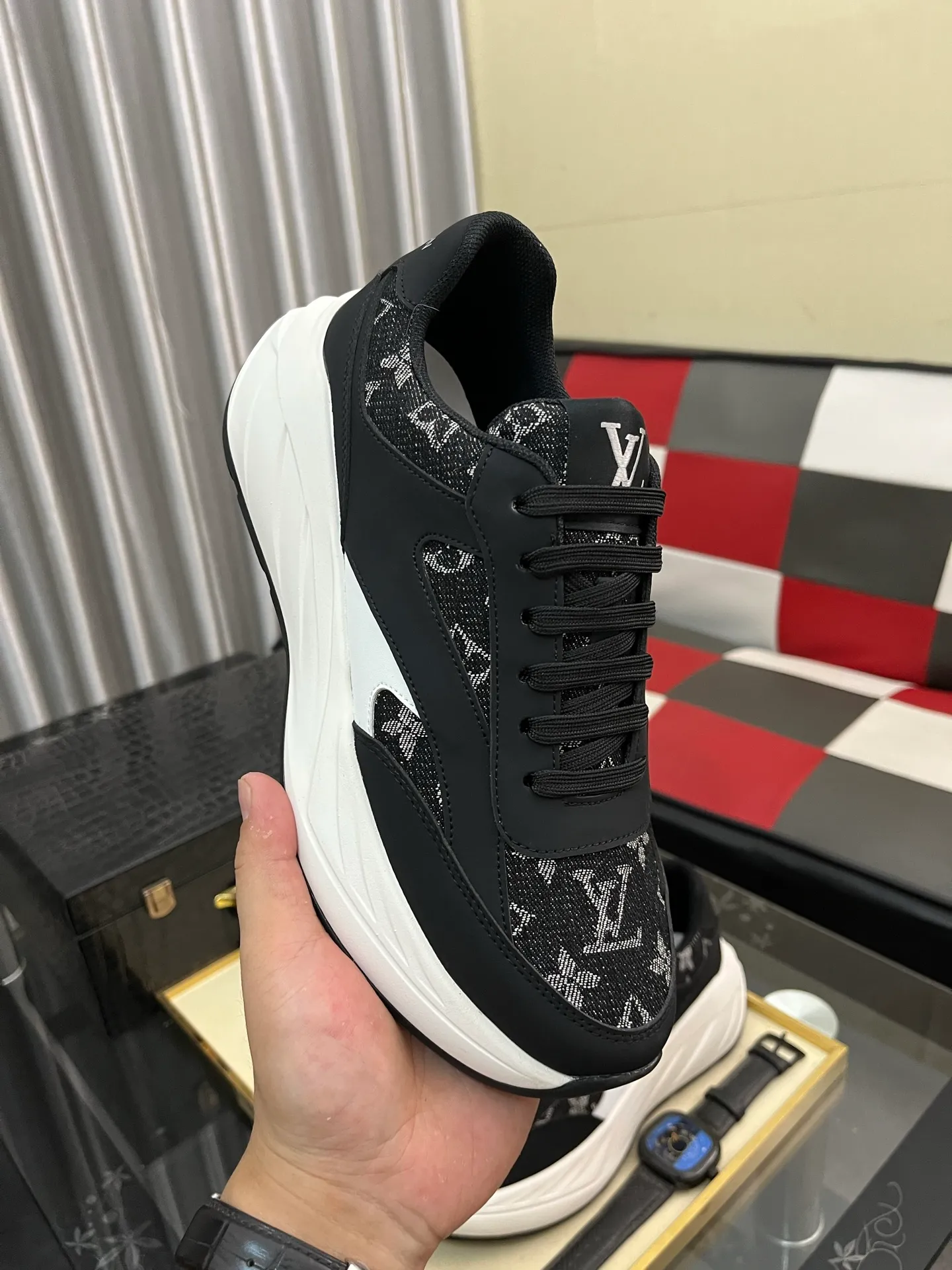 Men's shoes💰438⌚️⌚️《Louis vuitton/LV Louis Vuitton》original quality.~ Unique modern style sneakers. 🏃A must-have casual shoe for trendy men😍😍 Original brand imported from Italy, imported original leather, cowhide lining (refuses to discolor and grind feet) sole: original sole provided by the original factory, French lazy style design ⚠️Fit to the feet, original quality, super comfortable original sole. Code number: 38-442️⃣Colors available